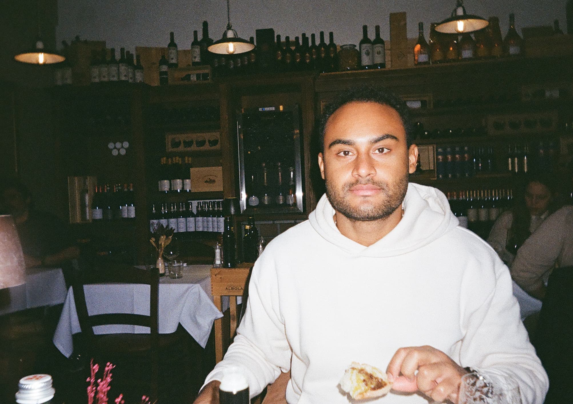 Loïc Ledreck, fondateur de Tablia, dans un bar à vin parisien
