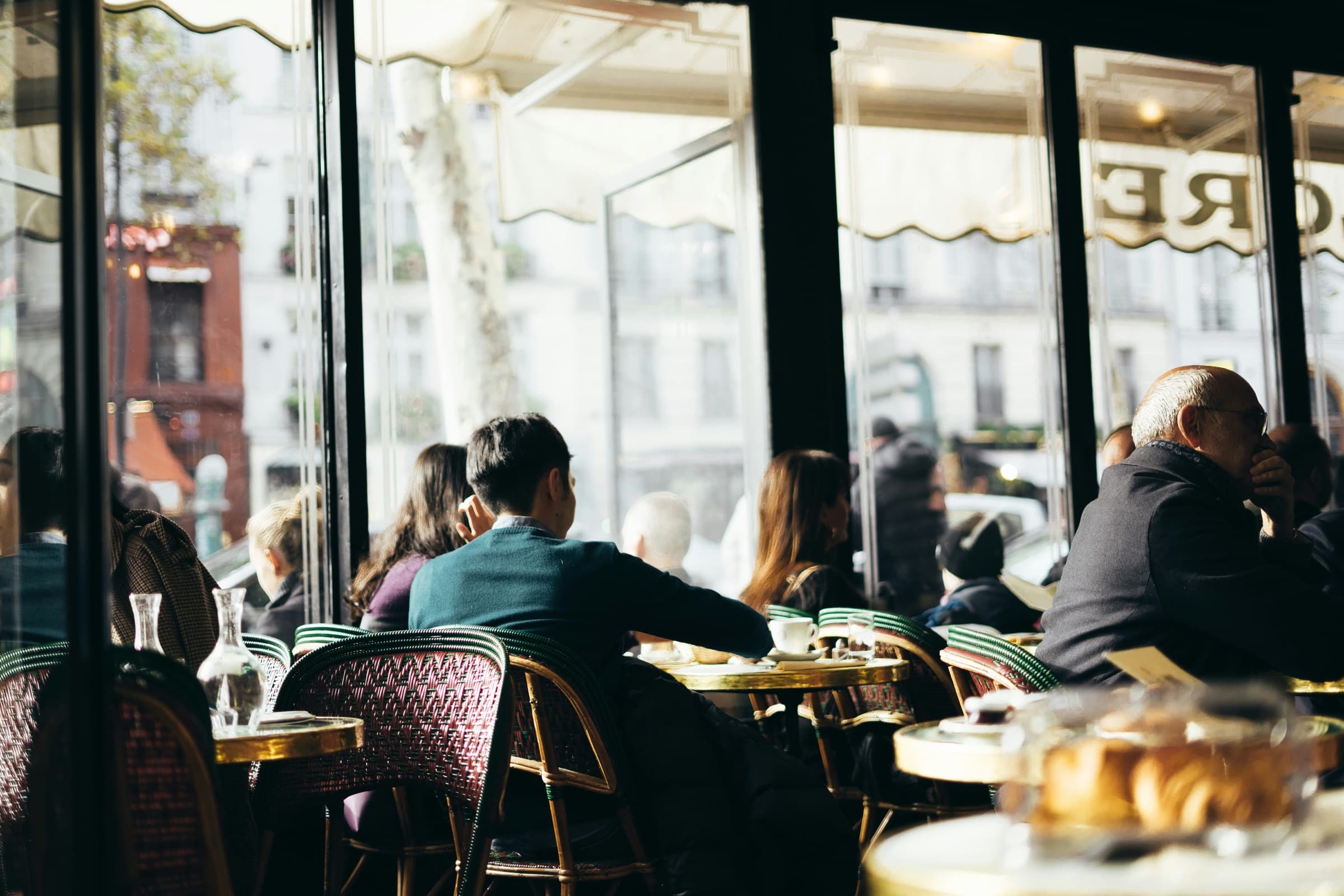 Photo de bistro parisien par Valentin Kremer